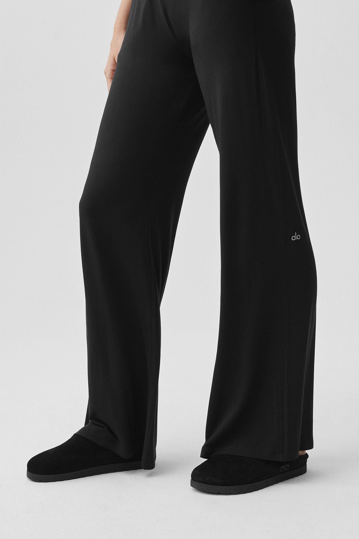 Alo Yoga Semi-Sheer Delicate Lounge Flare Pant (Long) - Black - imagen 4
