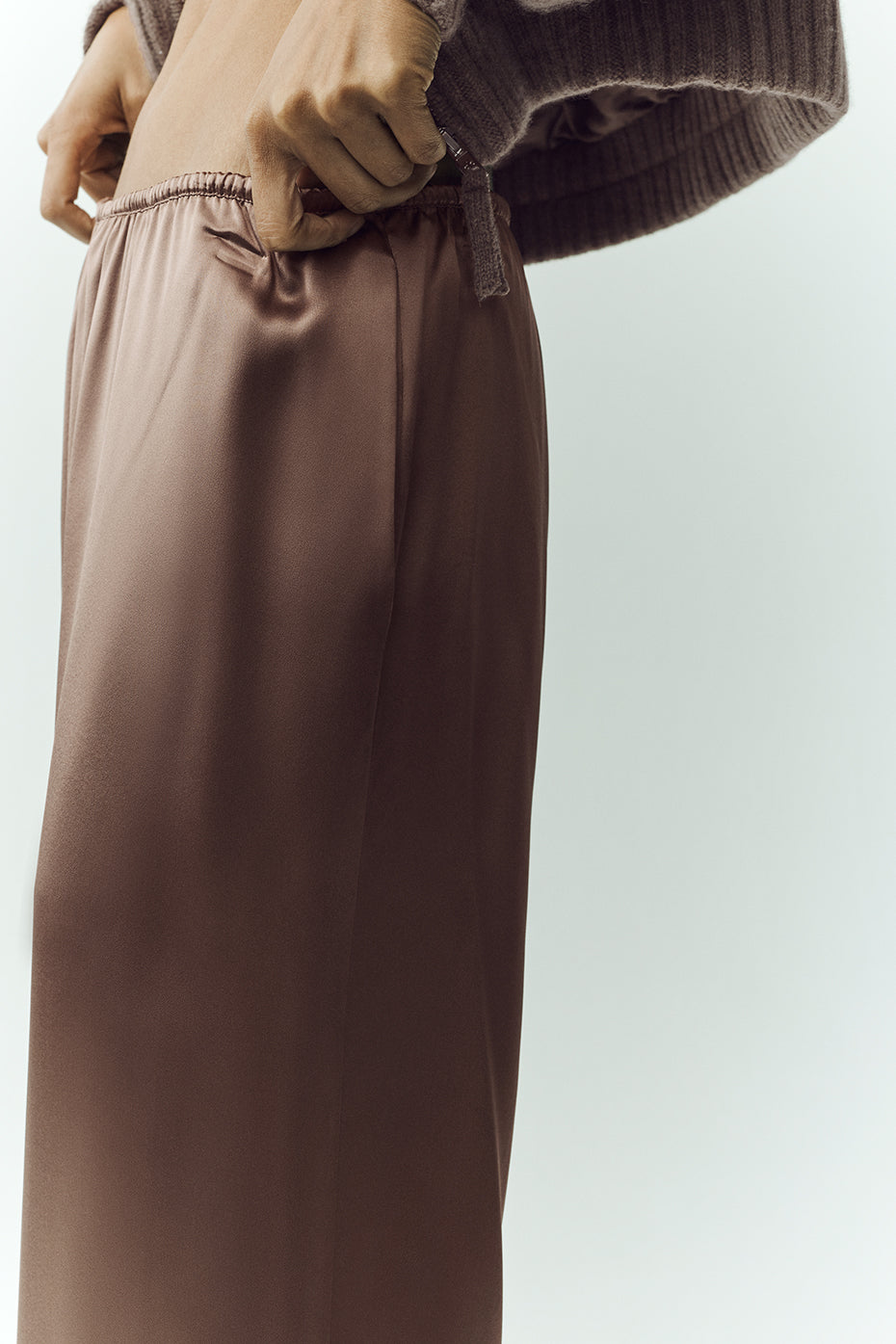 Alo Yoga Silk Luminous Pant (Long) - Alpine Cocoa - imagen 4