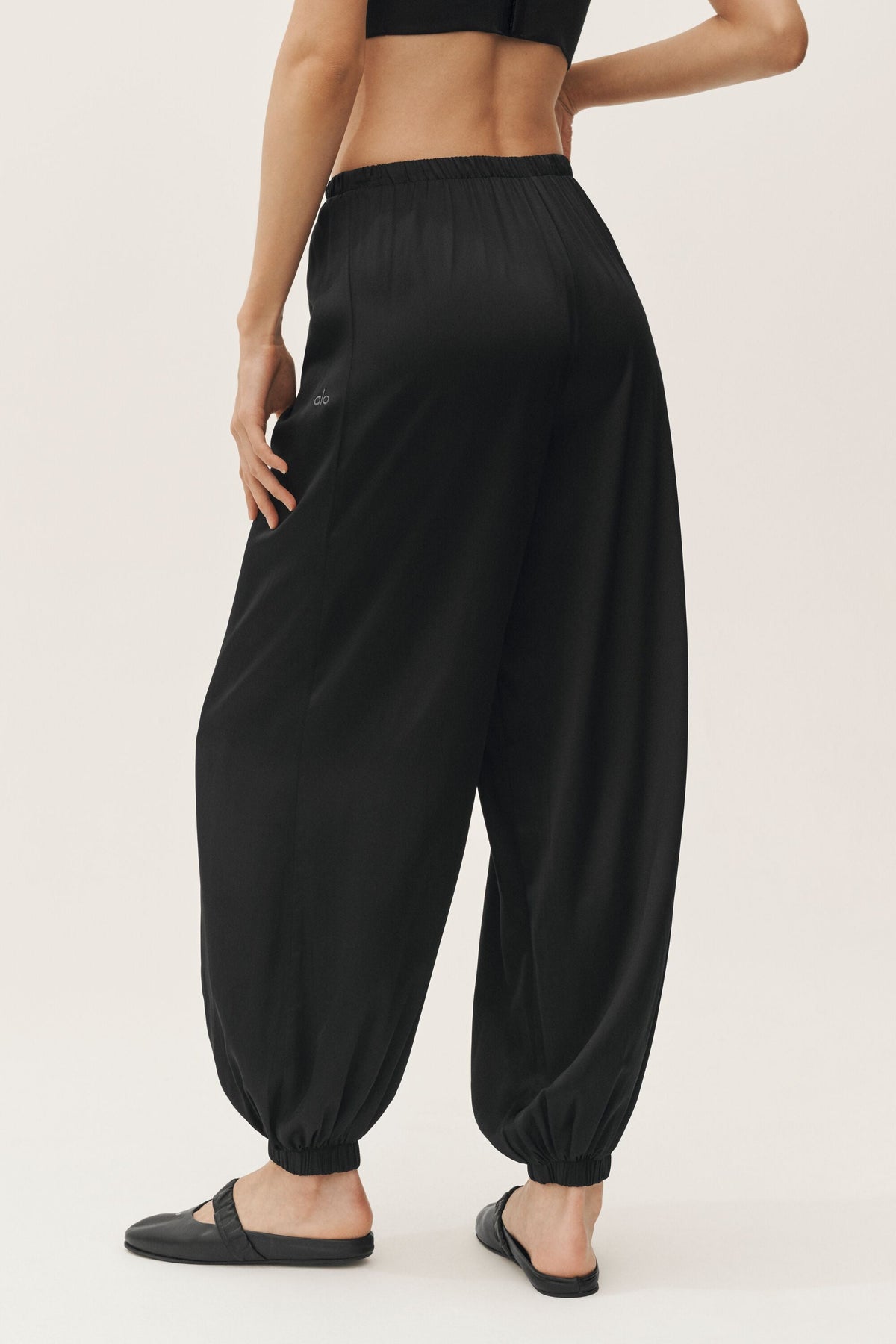 Alo Yoga Silk Blend High-Waist Radiance Pant - Black - imagen 2