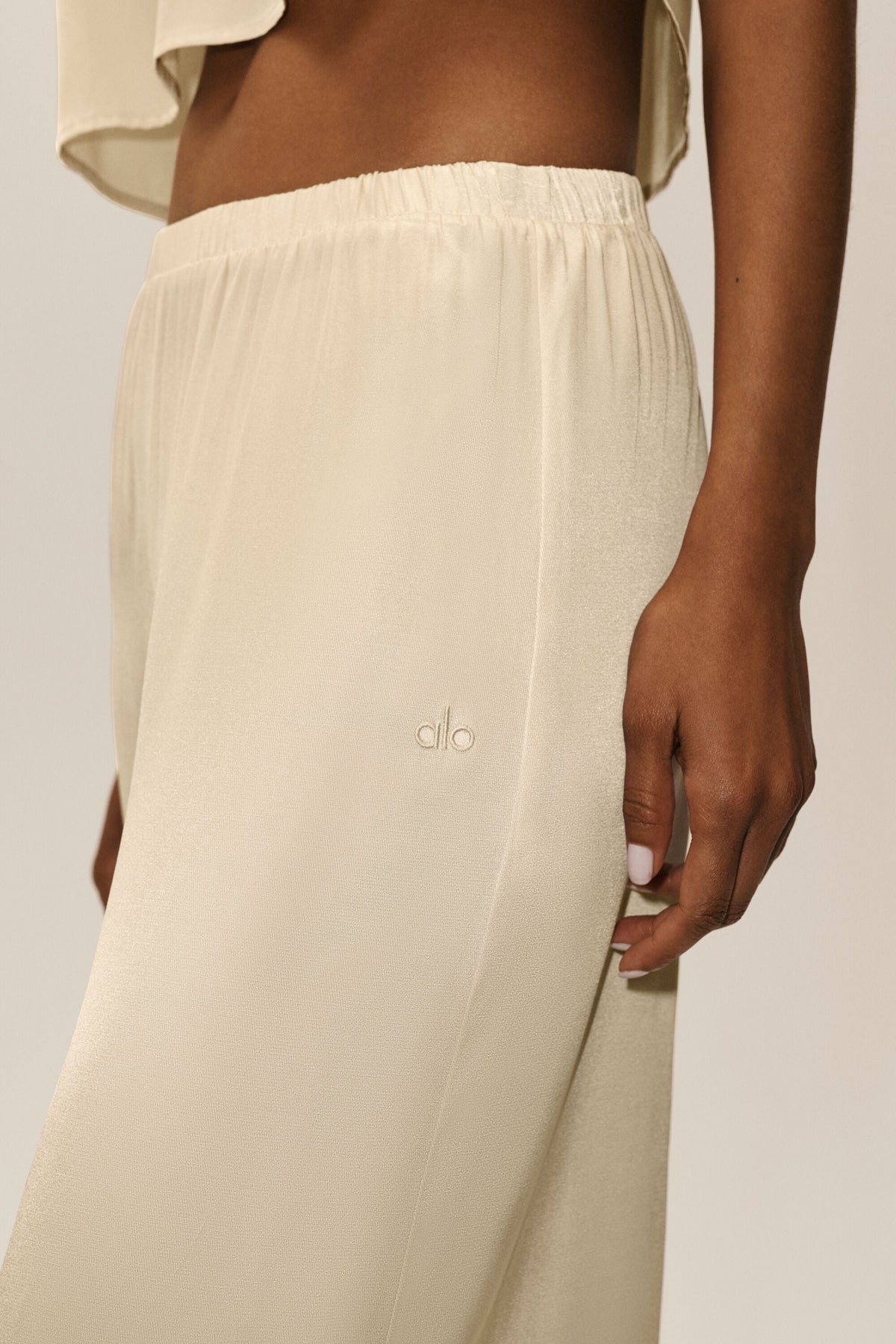 Alo Yoga Silk Blend High-Waist Radiance Pant - Sandy Beige - imagen 4