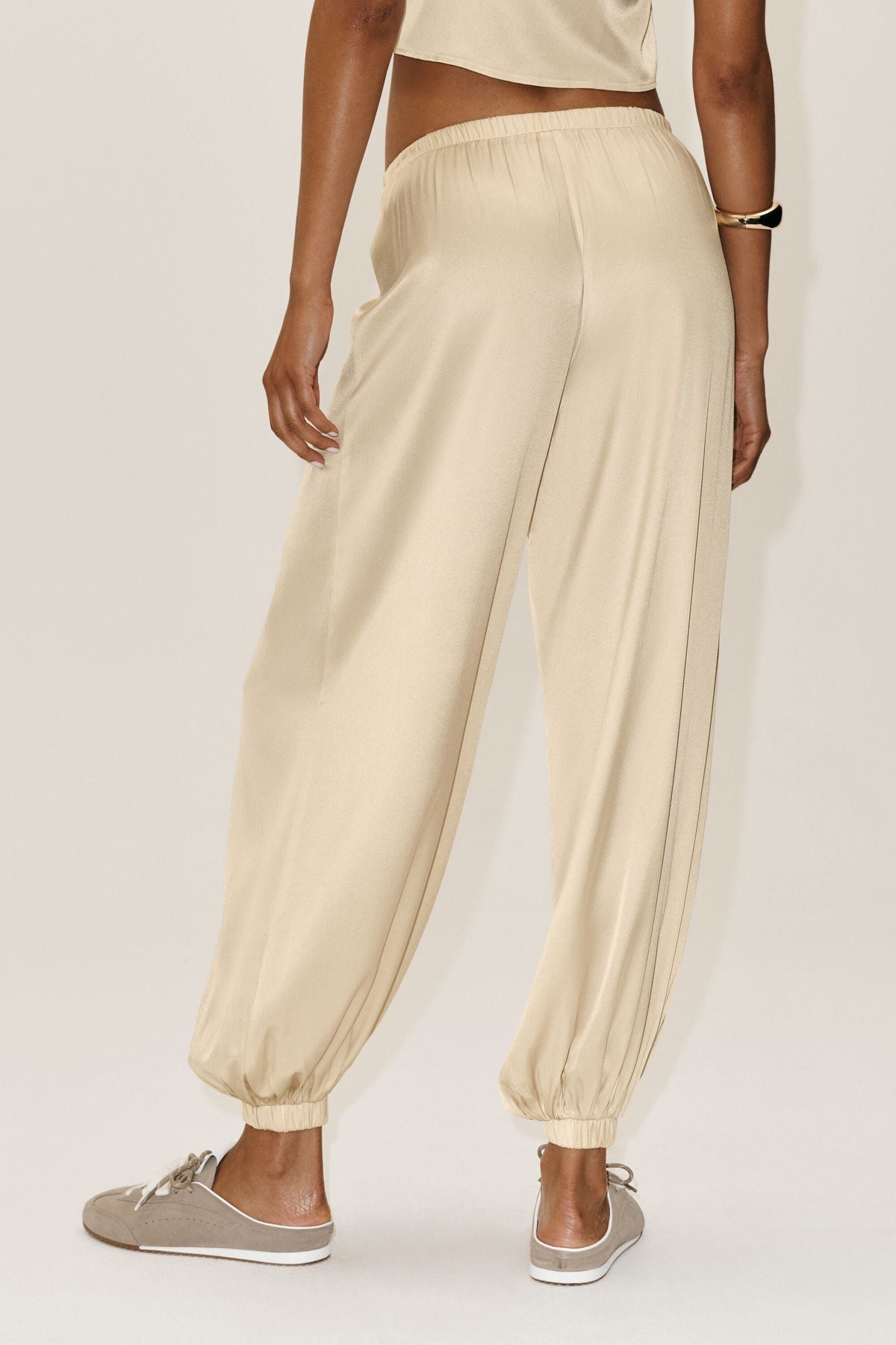 Alo Yoga Silk Blend High-Waist Radiance Pant - Sandy Beige - imagen 2