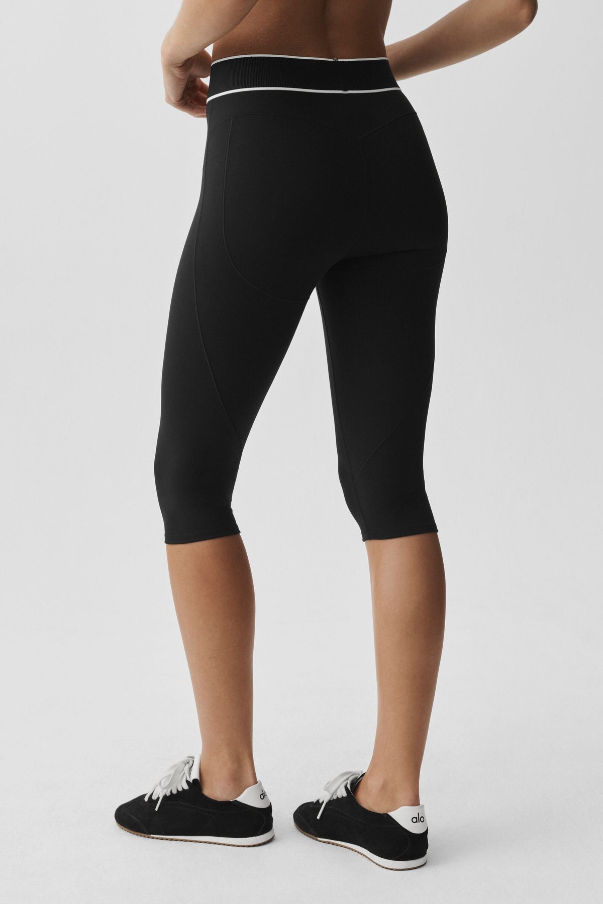 Alo Yoga ALO Softsculpt High-Waist Amp It Up Capri - Black - imagen 3