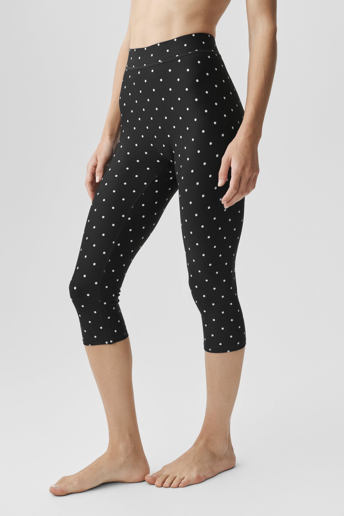 Alo Yoga Airlift Polka Dot High-Waist Iconic 90's Capri - Black/White - imagen 3