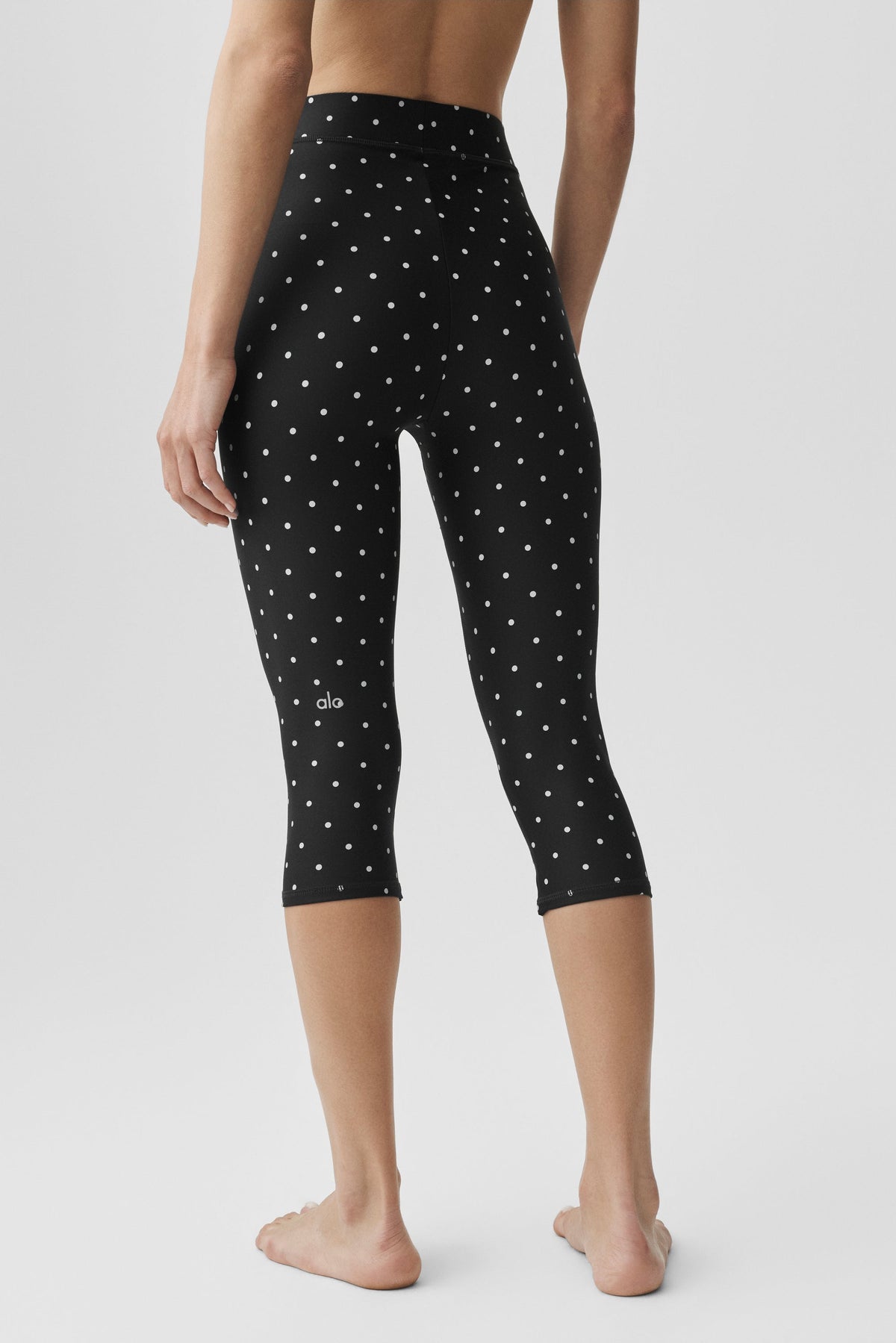 Alo Yoga Airlift Polka Dot High-Waist Iconic 90's Capri - Black/White - imagen 4