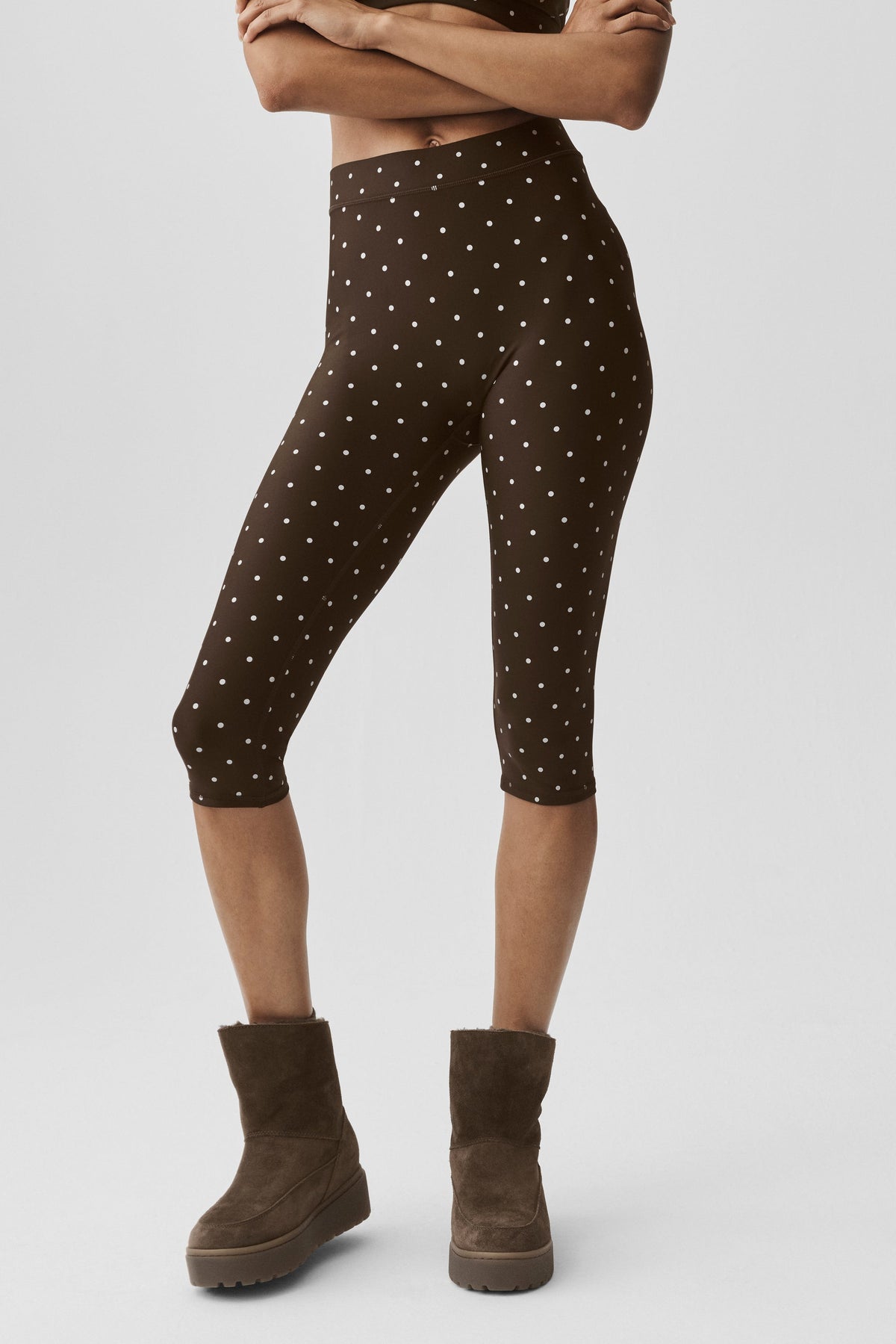 Alo Yoga Airlift Polka Dot High-Waist Iconic 90's Capri - Espresso/White - imagen 4