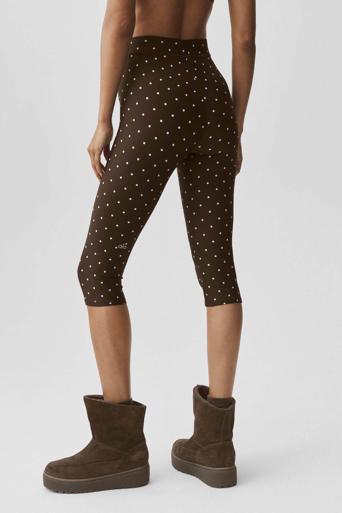 Alo Yoga Airlift Polka Dot High-Waist Iconic 90's Capri - Espresso/White - imagen 3