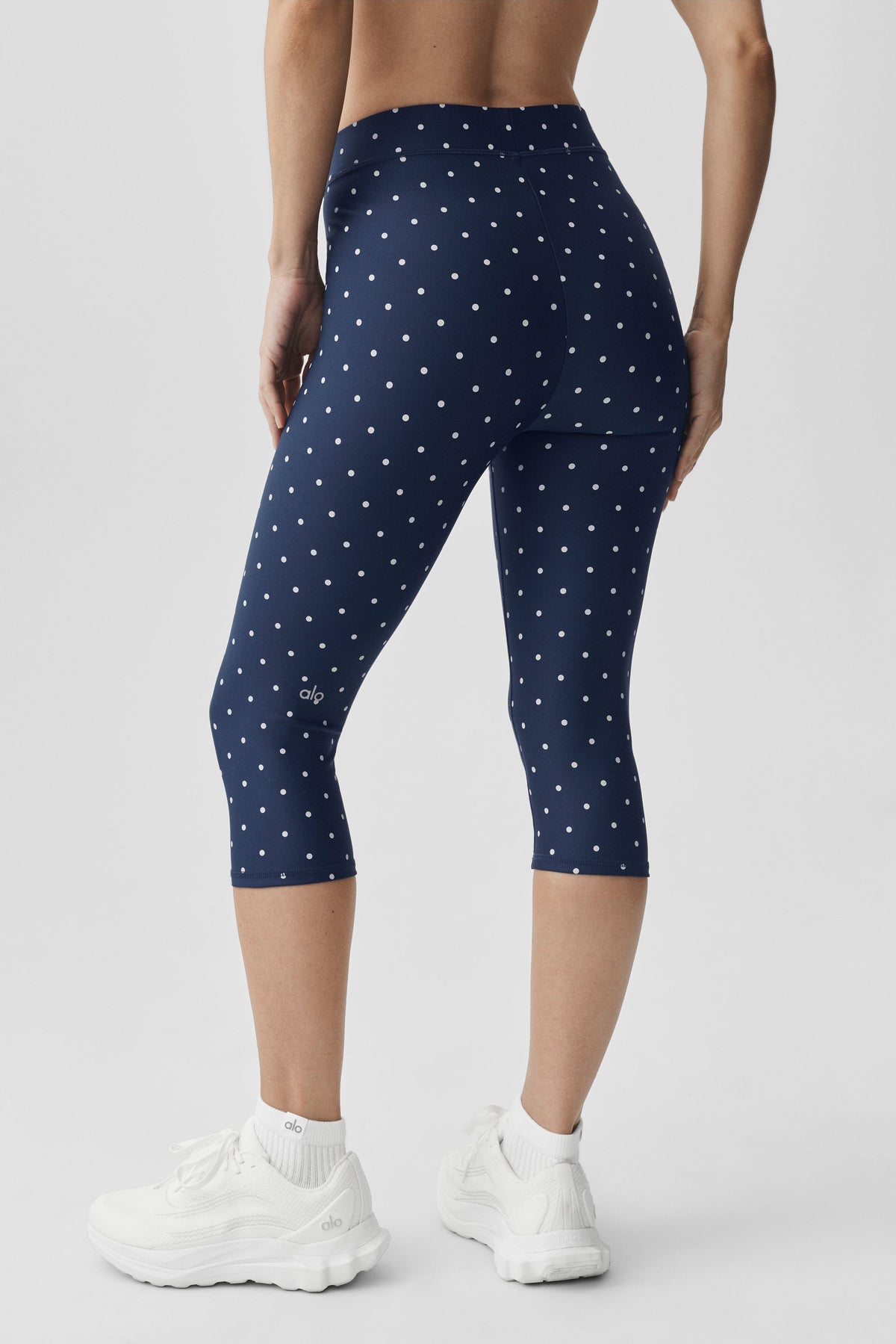 Alo Yoga Airlift Polka Dot High-Waist Iconic 90's Capri - Navy/White - imagen 3