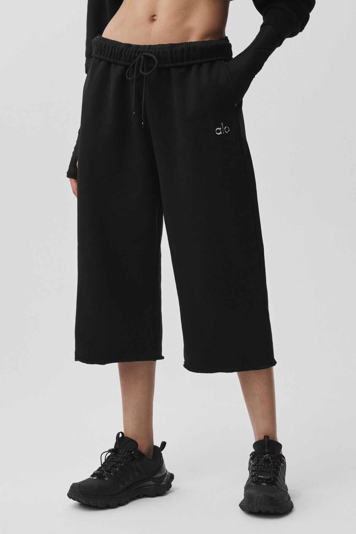 Alo Yoga Accolade Cutoff Sweatpant - Black - imagen 1