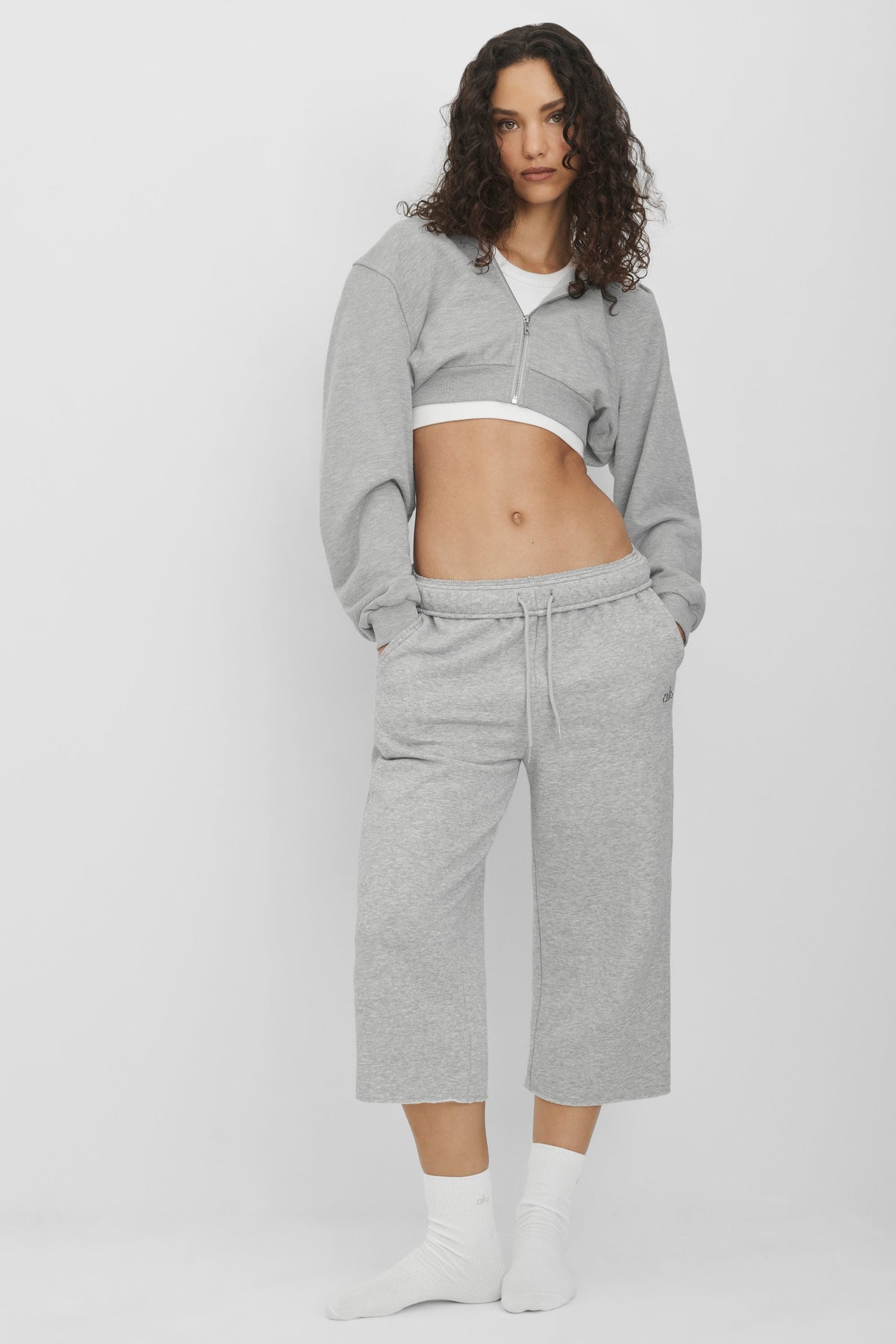 Alo Yoga Accolade Cutoff Sweatpant - Athletic Heather Grey - imagen 4