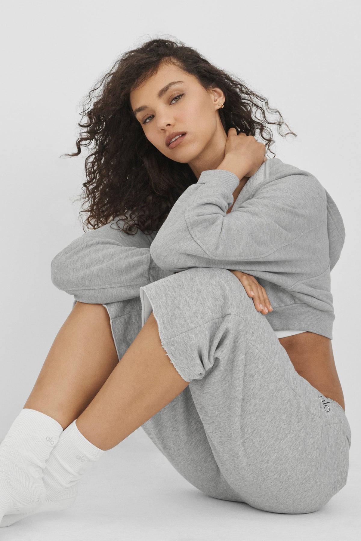 Alo Yoga Accolade Cutoff Sweatpant - Athletic Heather Grey - imagen 3