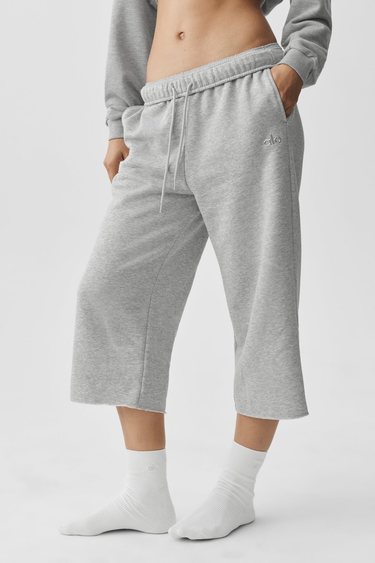 Alo Yoga Accolade Cutoff Sweatpant - Athletic Heather Grey - imagen 1