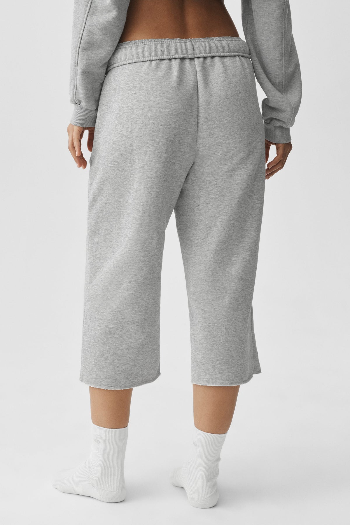 Alo Yoga Accolade Cutoff Sweatpant - Athletic Heather Grey - imagen 2
