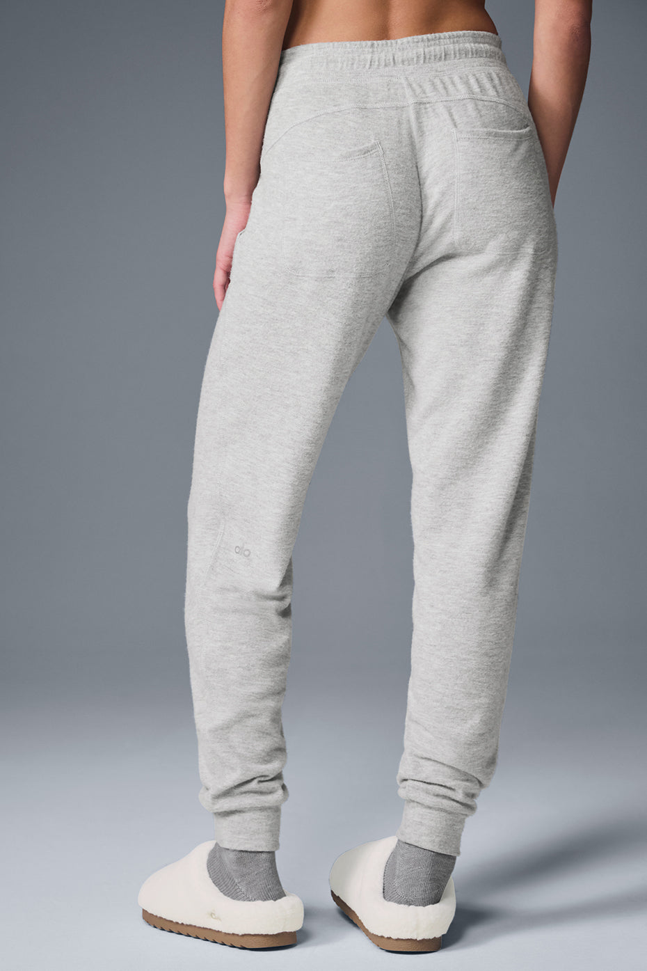 Alo Yoga Soho Sweatpant - Athletic Heather Grey - imagen 3