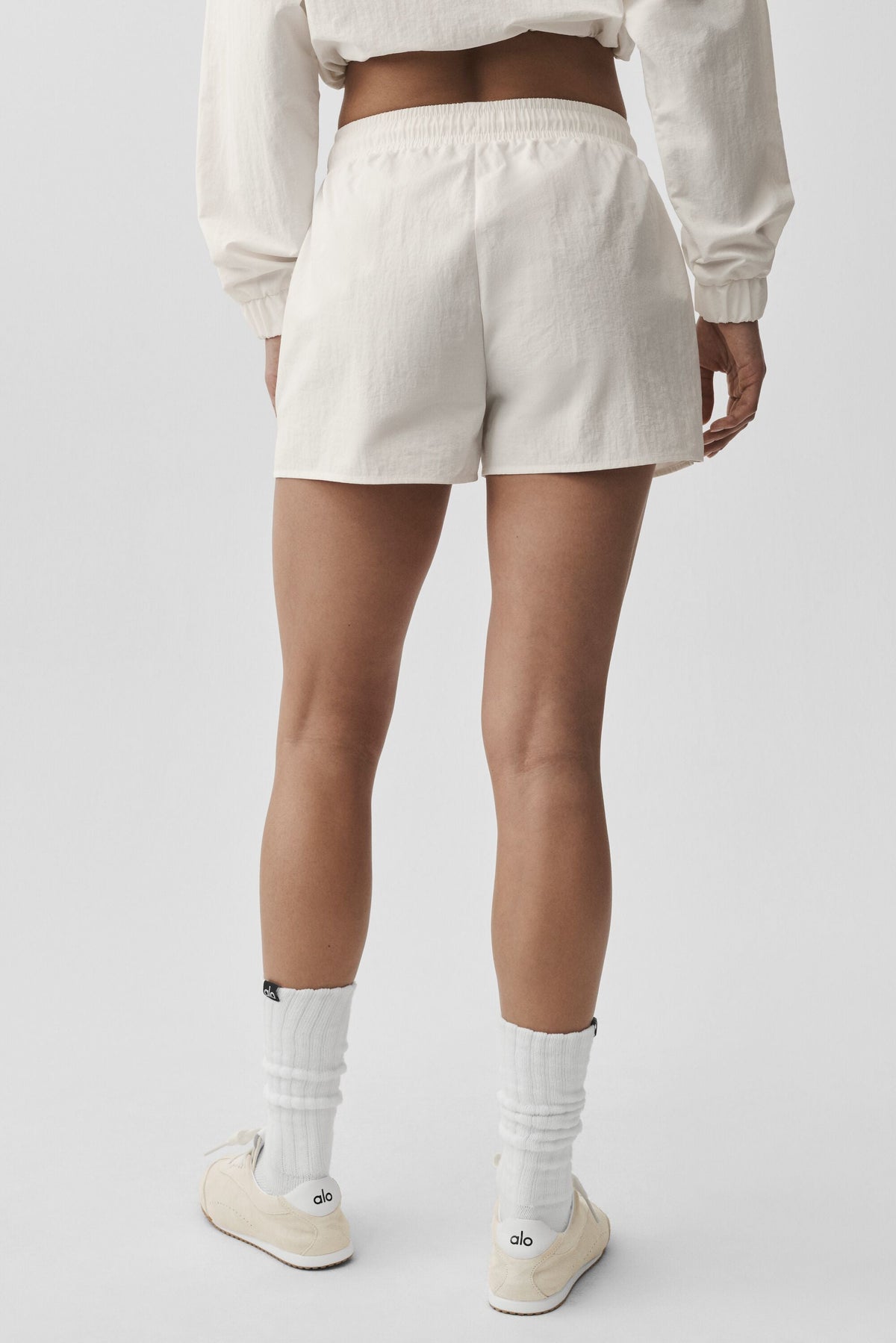 Alo Yoga Alumni Short - Ivory - imagen 4