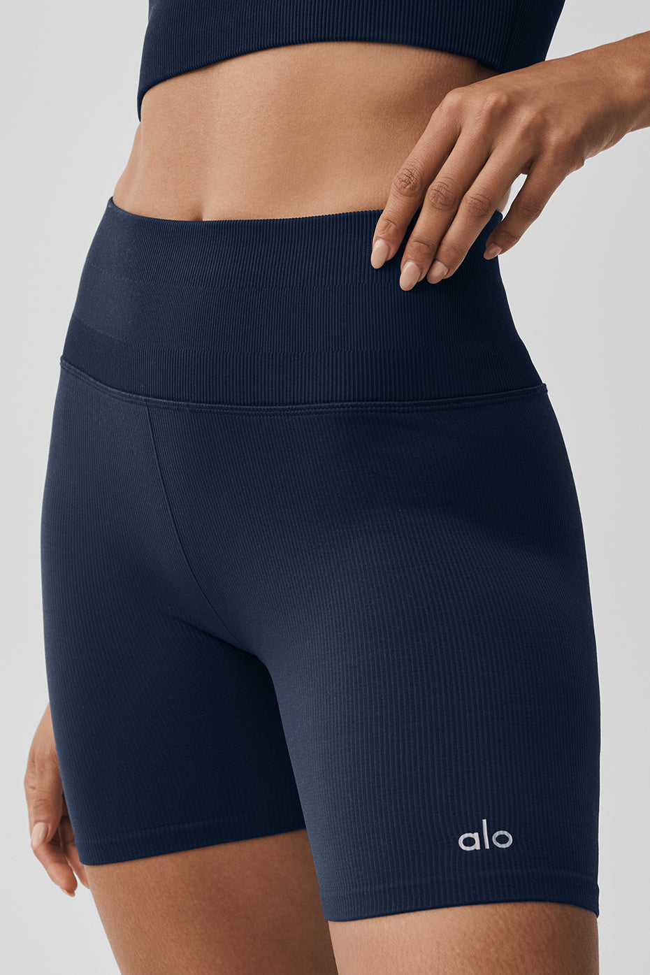 Alo Yoga 5" Seamless Ribbed Favorite Short - Navy - imagen 2