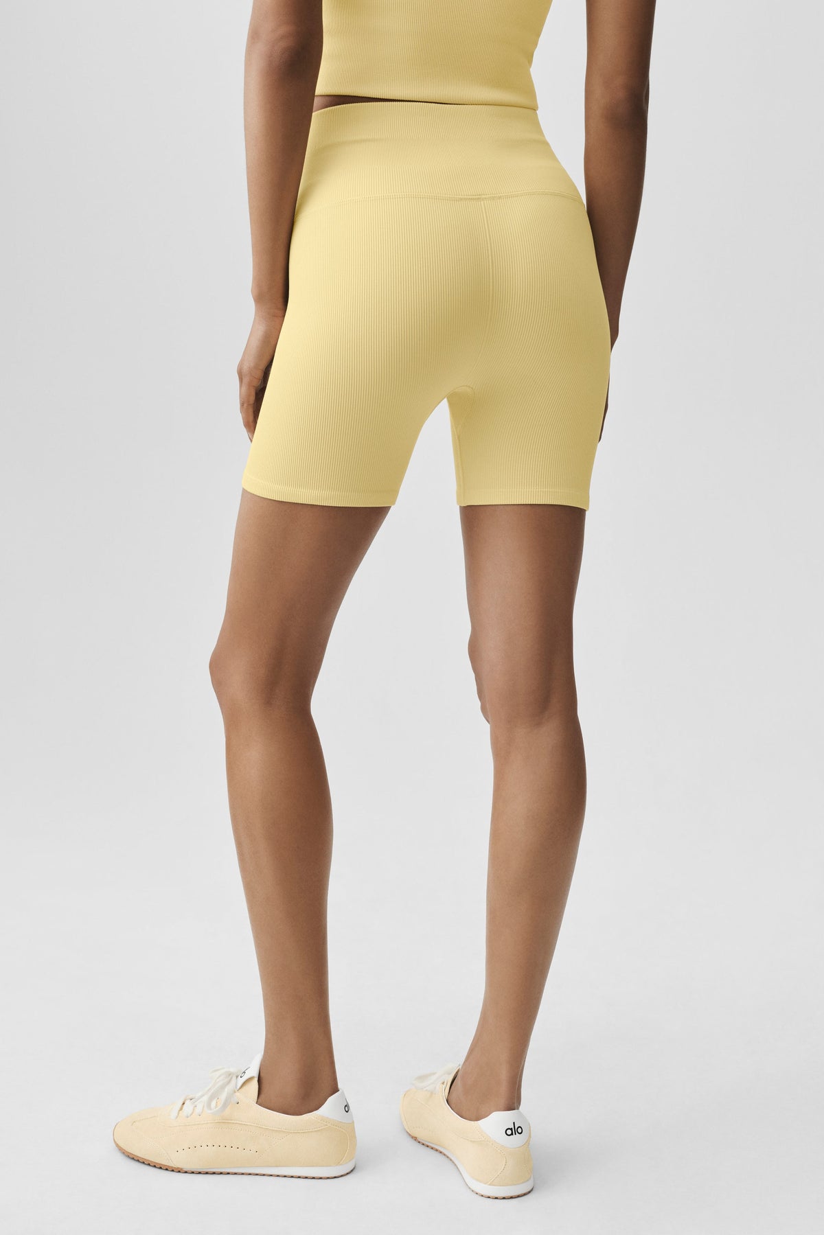 Alo Yoga 5" Seamless Ribbed Favorite Short - Warm Butter - imagen 3