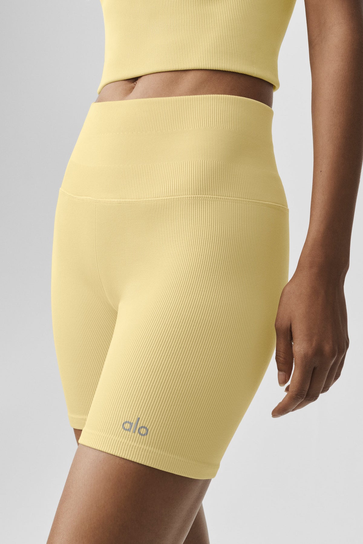 Alo Yoga 5" Seamless Ribbed Favorite Short - Warm Butter - imagen 4