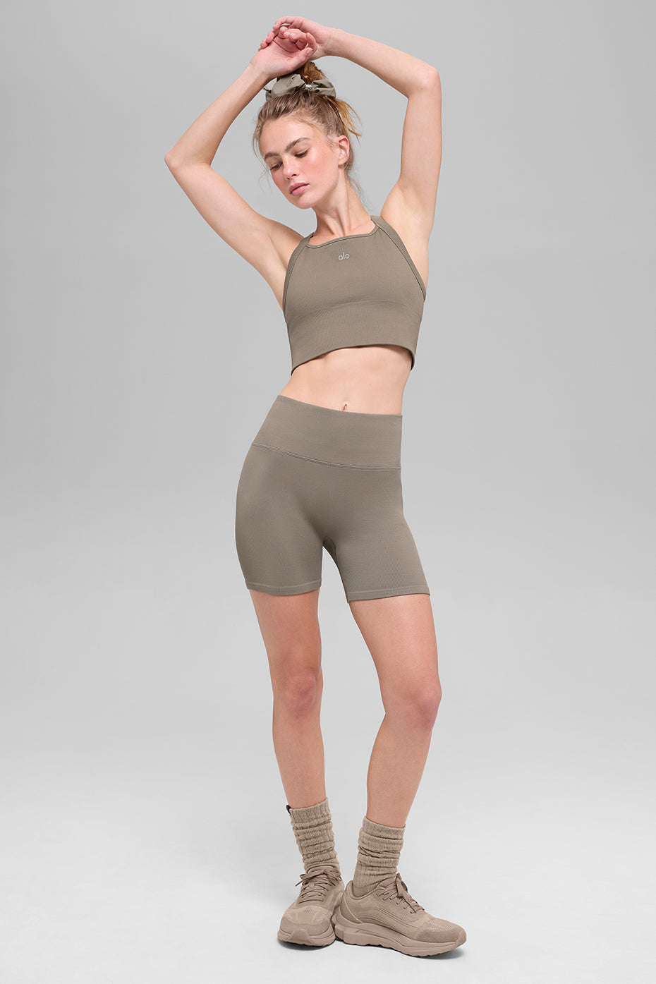 Alo Yoga 5" Seamless Ribbed Favorite Short - Light Cocoa - imagen 5