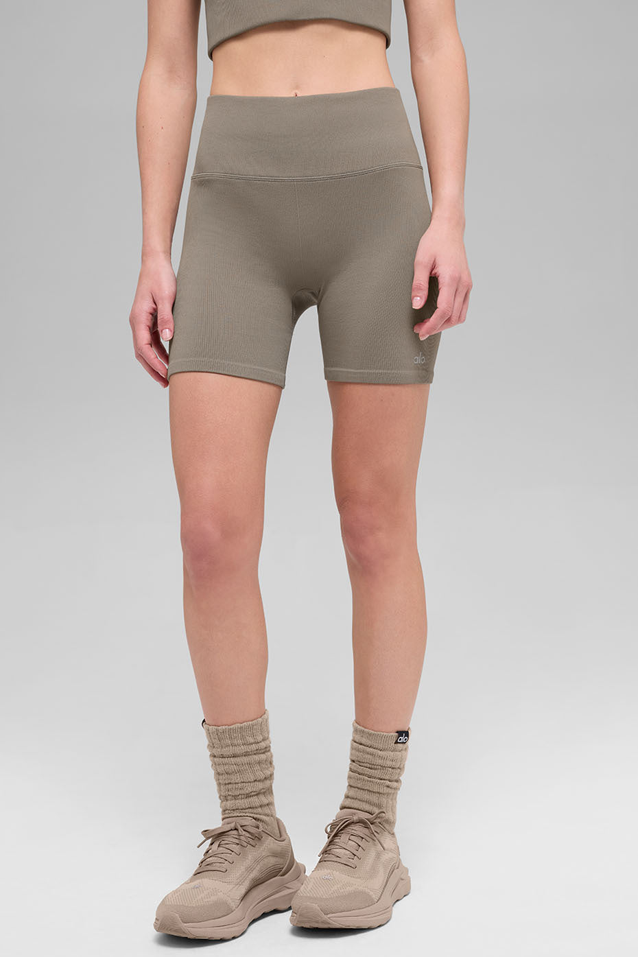 Alo Yoga 5" Seamless Ribbed Favorite Short - Light Cocoa - imagen 2
