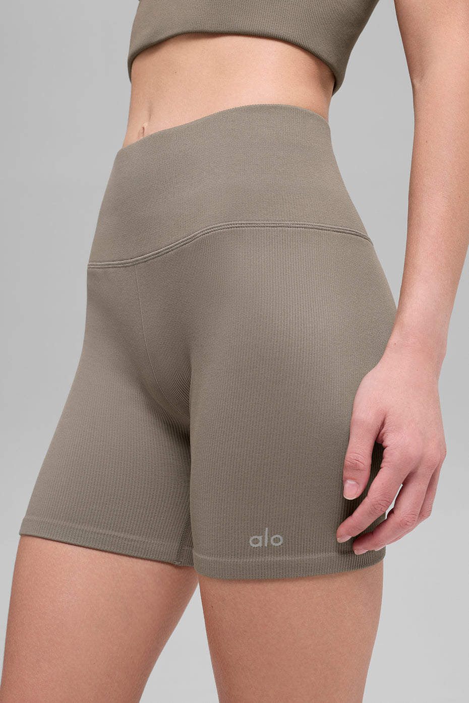 Alo Yoga 5" Seamless Ribbed Favorite Short - Light Cocoa - imagen 4