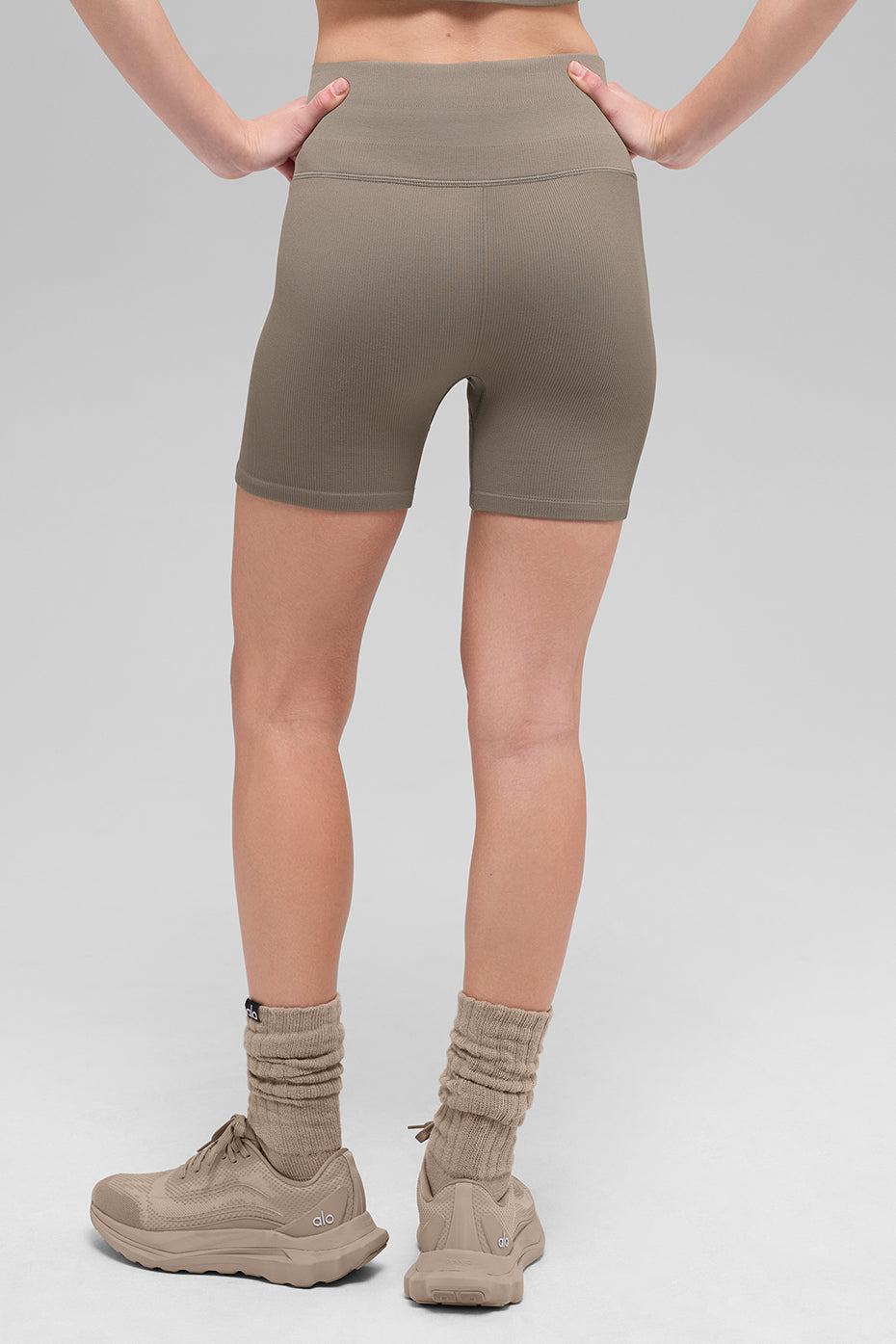 Alo Yoga 5" Seamless Ribbed Favorite Short - Light Cocoa - imagen 3
