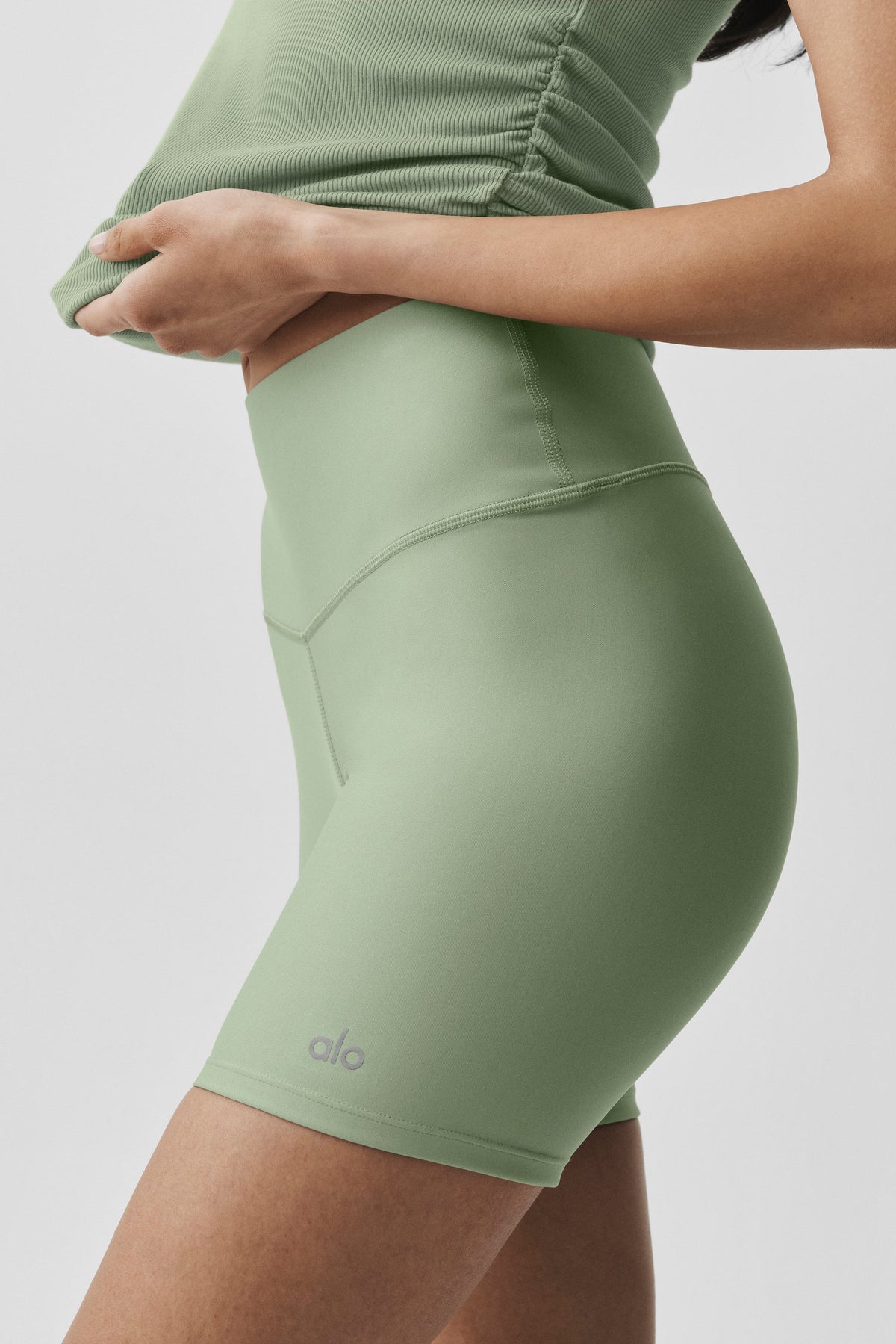 Alo Yoga 5" Airlift Energy Short - Dune Grass - imagen 3