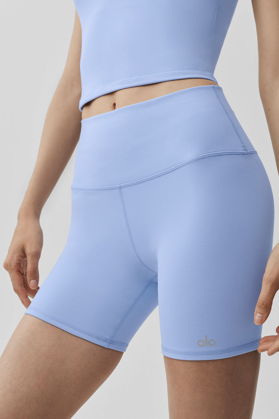 Alo Yoga 5" Airbrush High-Waist Biker Short - Light Provence Blue - imagen 5