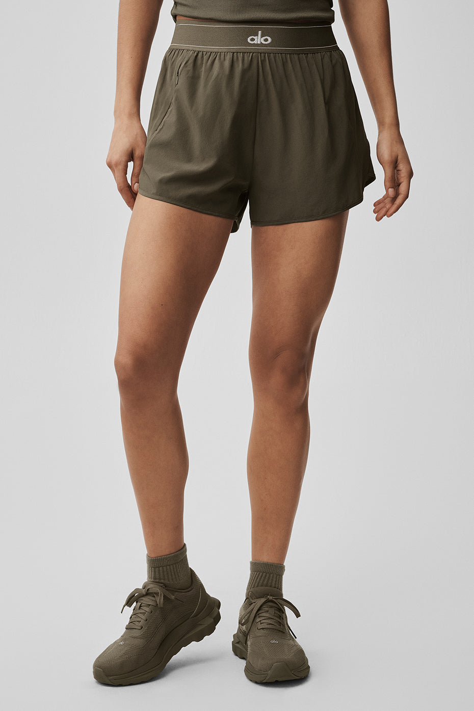 Alo Yoga Match Point Short - Olive Tree - imagen 4