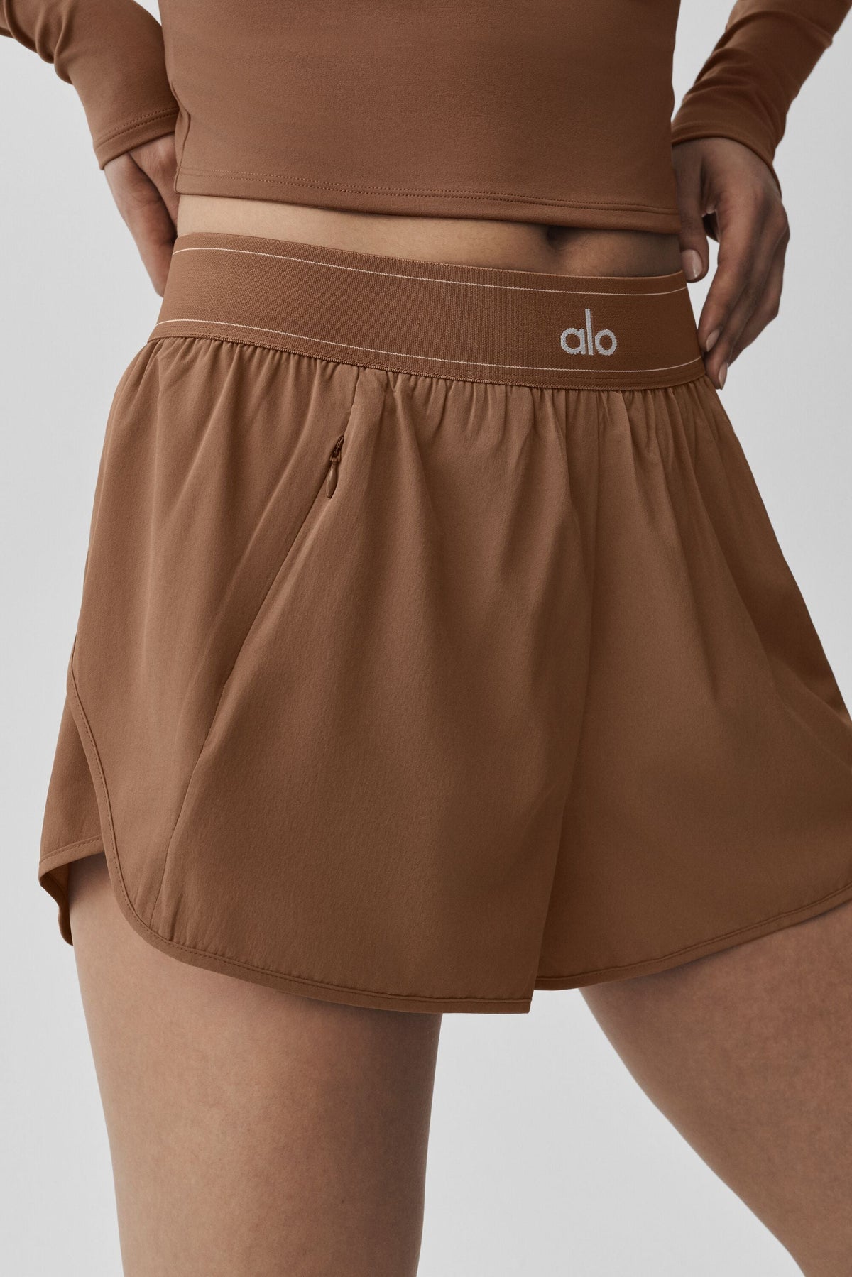 Alo Yoga Match Point Short - Sun Kissed Brown - imagen 4