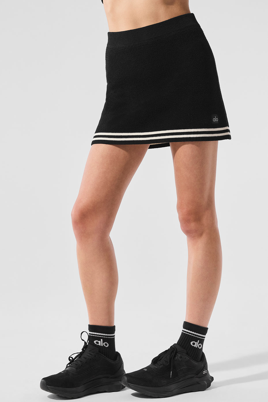 Alo Yoga Tennis Club Sweater Knit Skirt - Black/Ivory - imagen 4