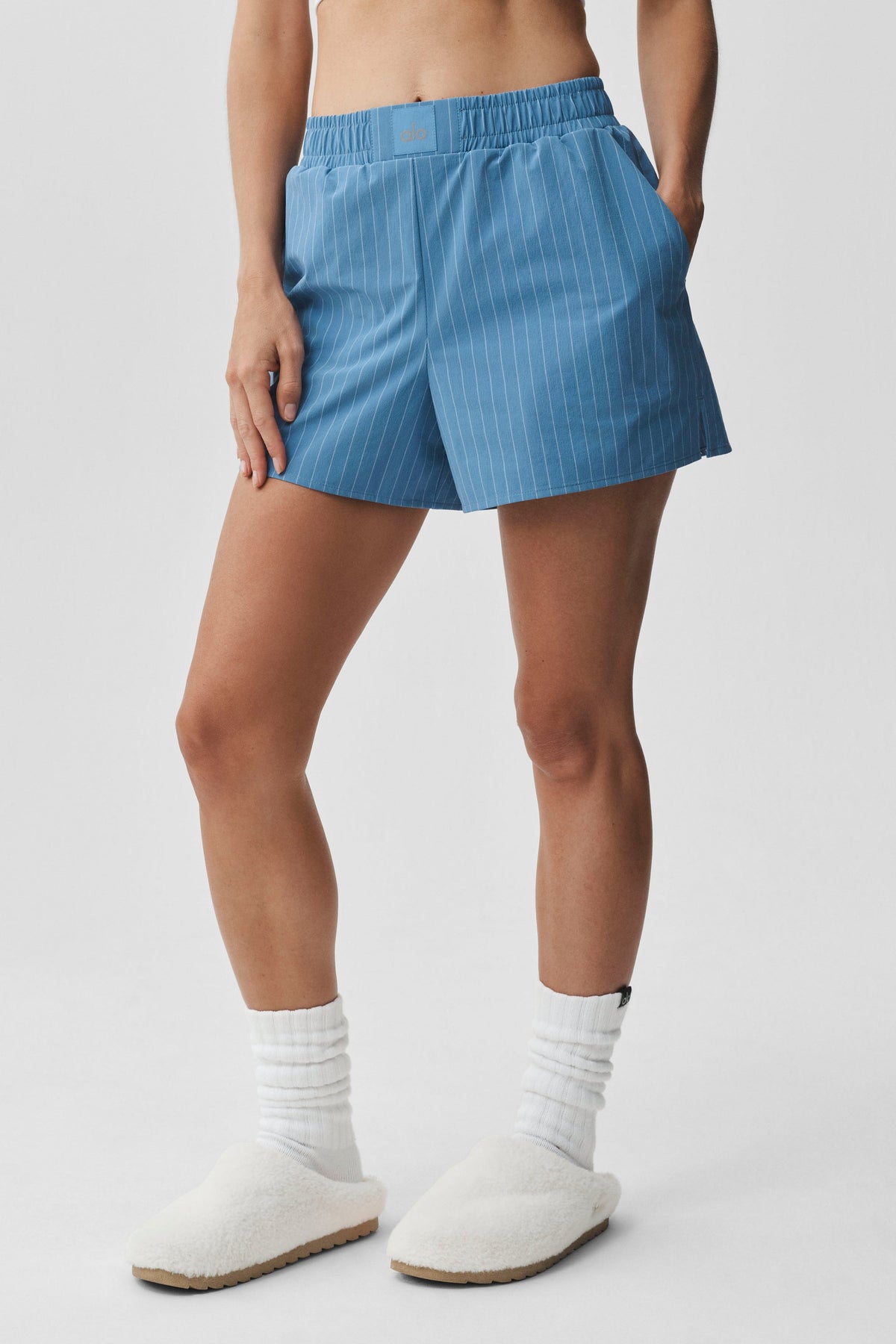 Alo Yoga Pinstripe Daylight Boxer Short - California Blue/White - imagen 3