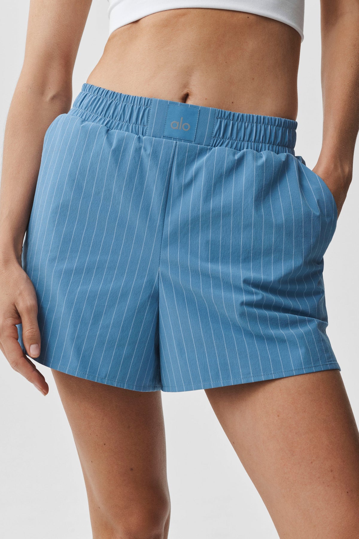 Alo Yoga Pinstripe Daylight Boxer Short - California Blue/White - imagen 4