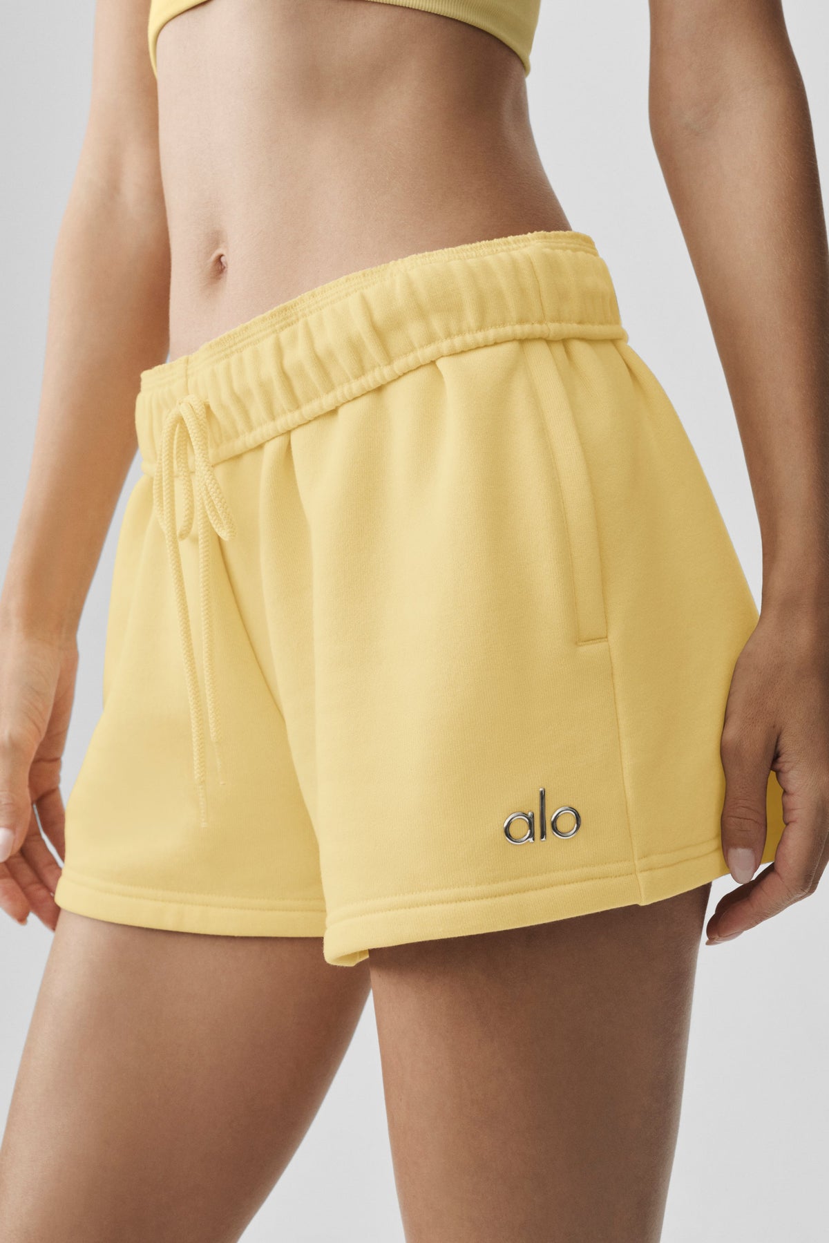 Alo Yoga Accolade Short - Warm Butter - imagen 4