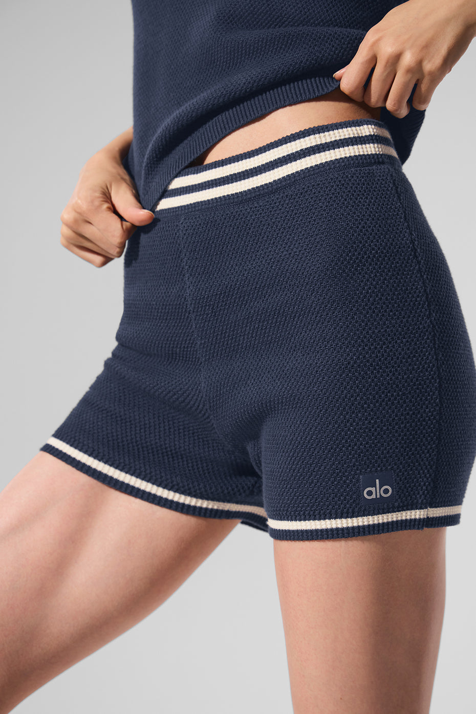 Alo Yoga Tennis Club Sweater Knit Hot Short - Navy/Ivory - imagen 2