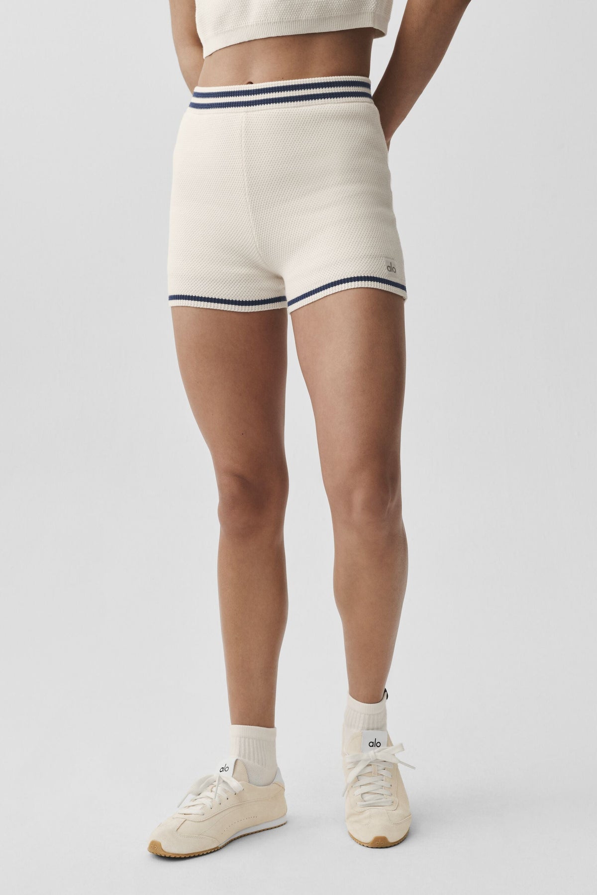 Alo Yoga Tennis Club Sweater Knit Hot Short - Ivory/Navy - imagen 3