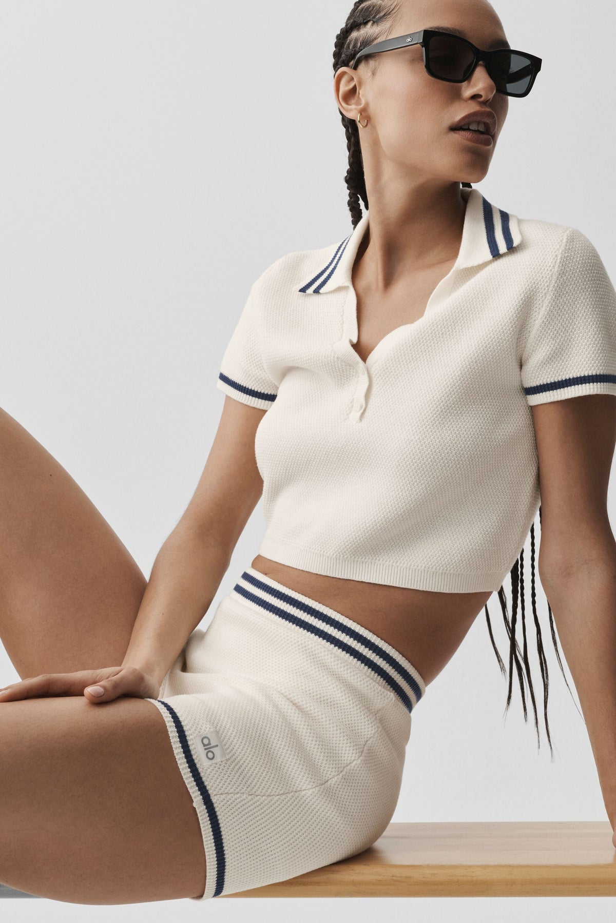 Alo Yoga Tennis Club Sweater Knit Hot Short - Ivory/Navy - imagen 5