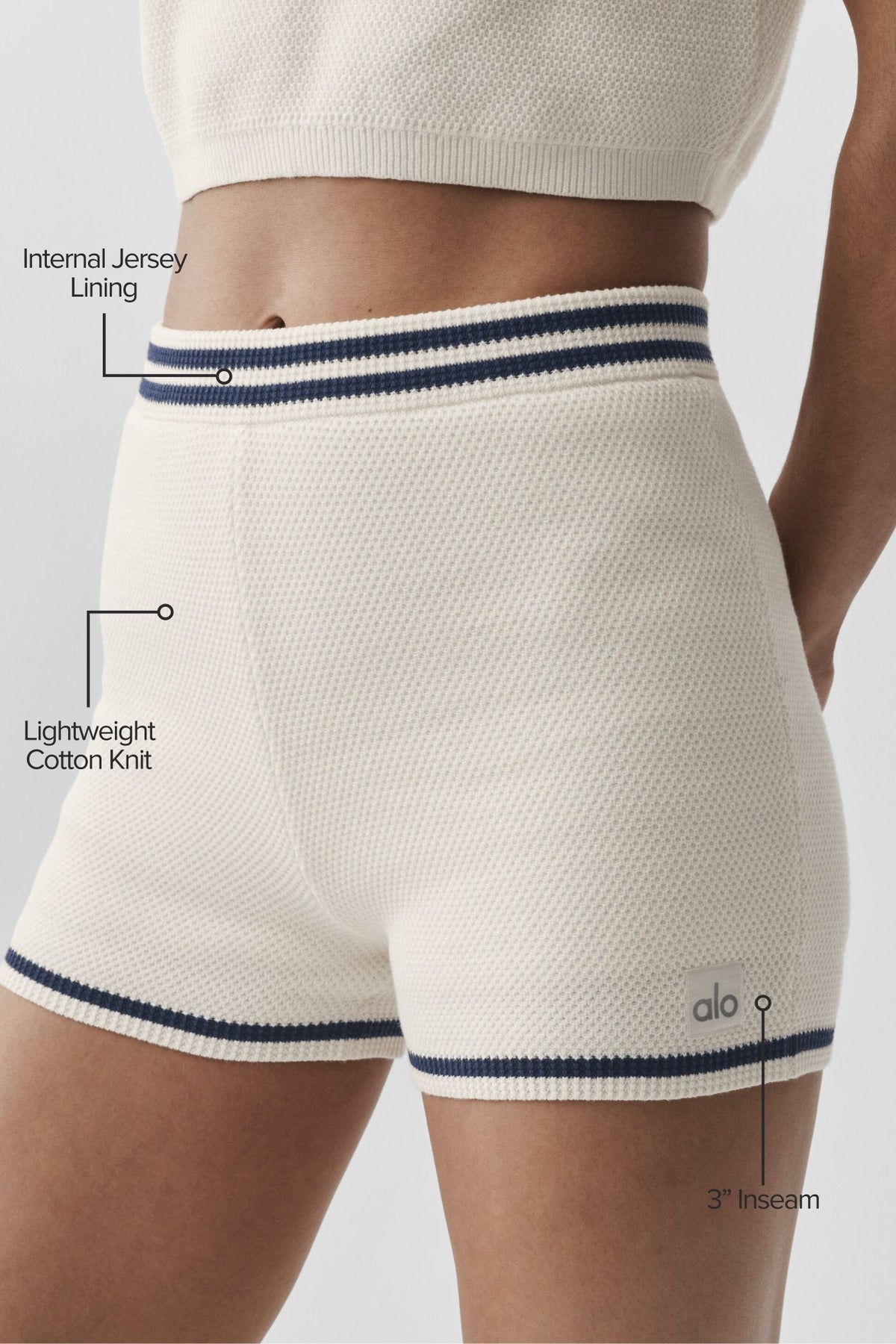 Alo Yoga Tennis Club Sweater Knit Hot Short - Ivory/Navy - imagen 2