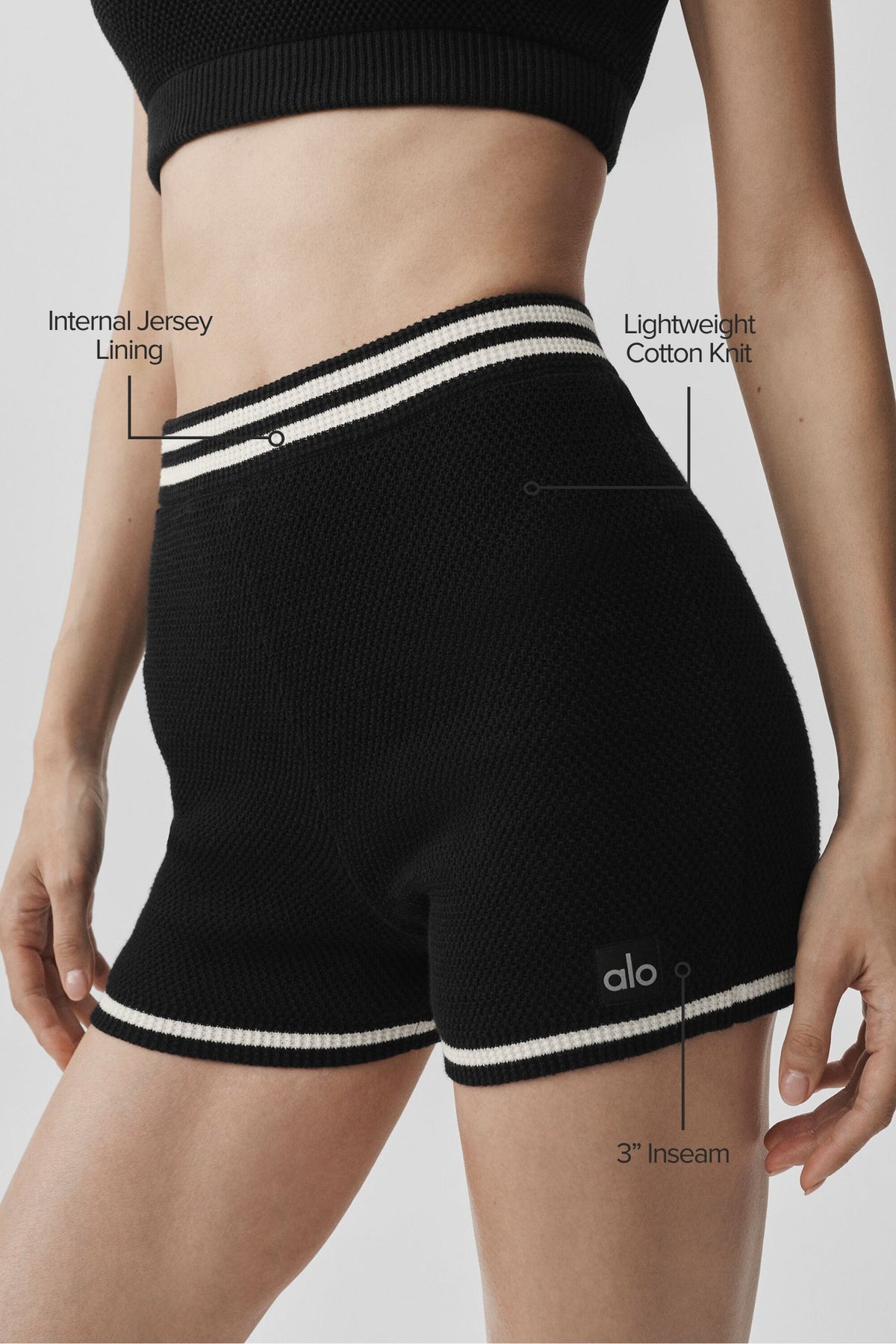 Alo Yoga Tennis Club Sweater Knit Hot Short - Black/Ivory - imagen 2