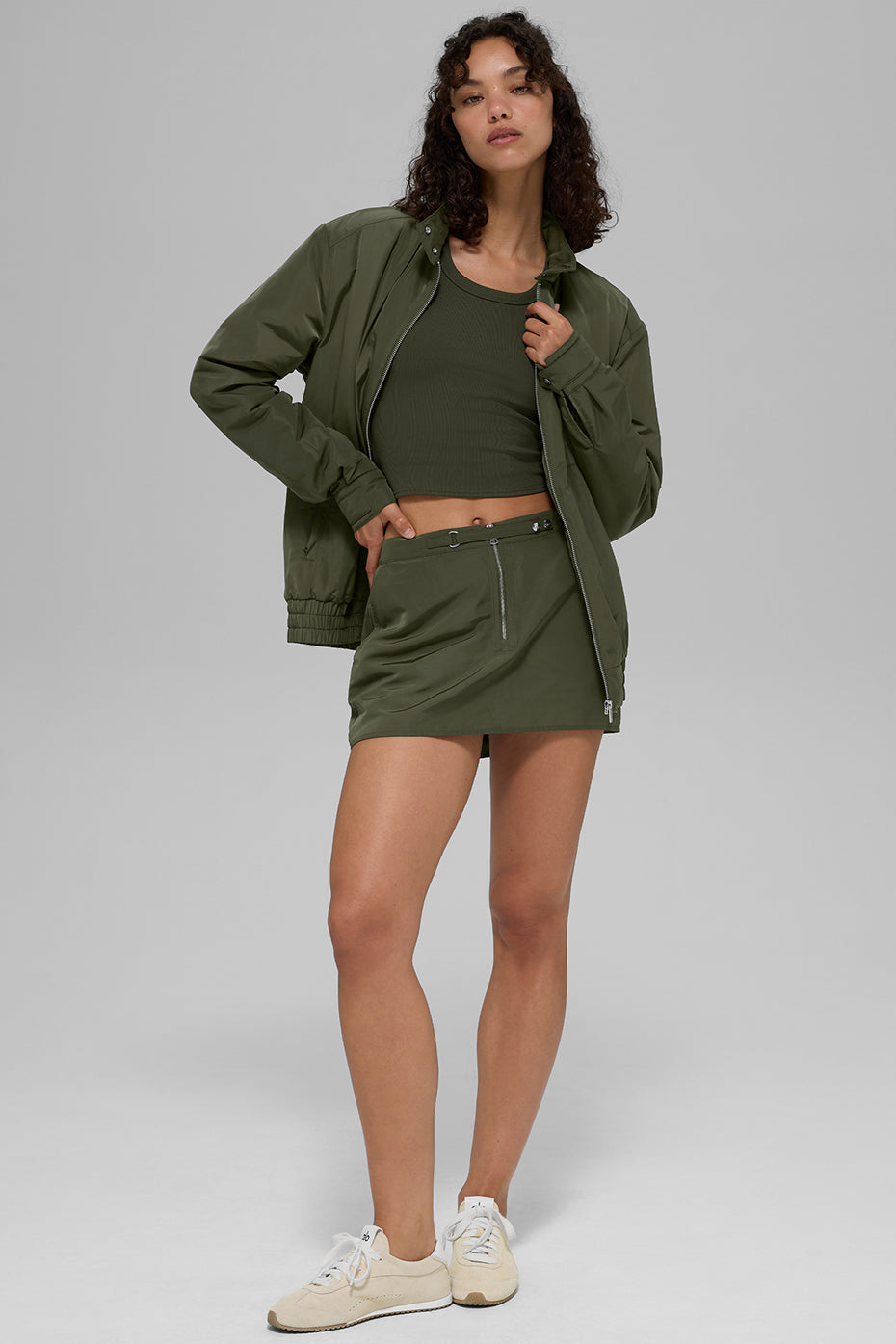 Alo Yoga Work It Mini Skirt - Green Olive - imagen 6