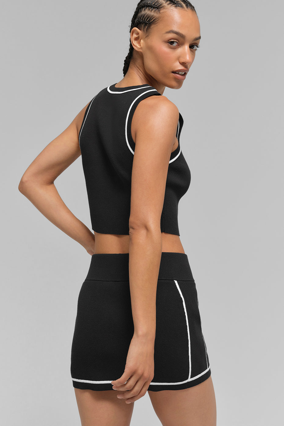 Alo Yoga Ribbed Sweater Knit Highline Mini Skirt - Black/White - imagen 6