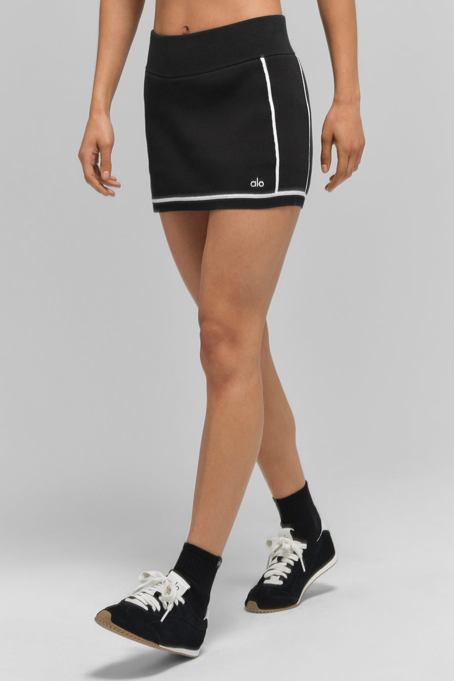 Alo Yoga Ribbed Sweater Knit Highline Mini Skirt - Black/White - imagen 5