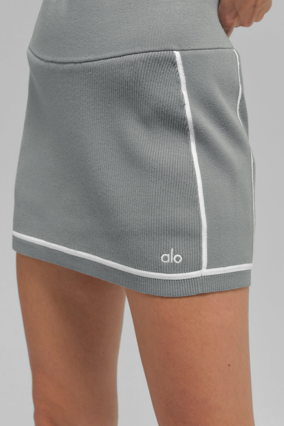 Alo Yoga Ribbed Sweater Knit Highline Mini Skirt - Lunar Grey/White - imagen 4