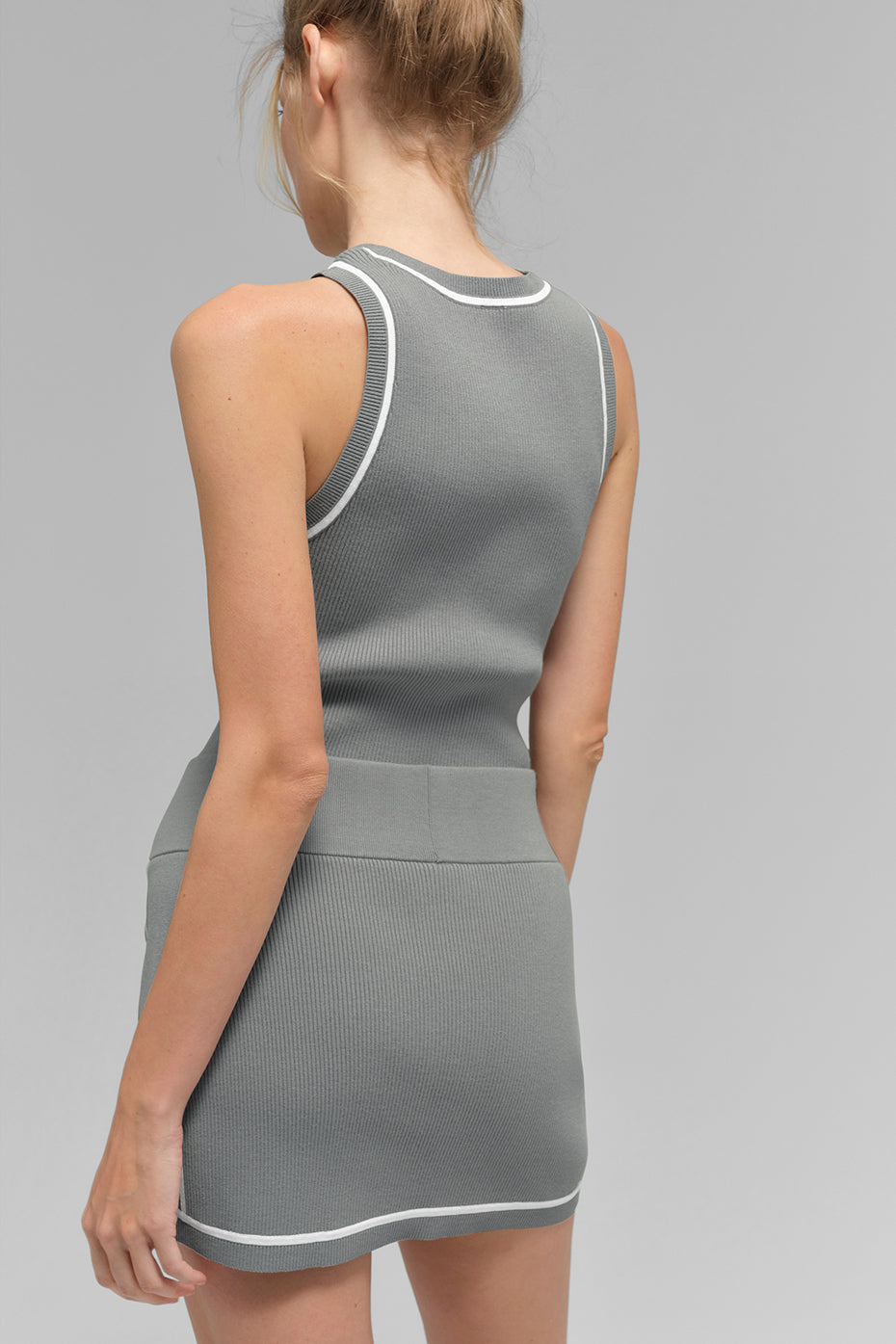 Alo Yoga Ribbed Sweater Knit Highline Mini Skirt - Lunar Grey/White - imagen 3