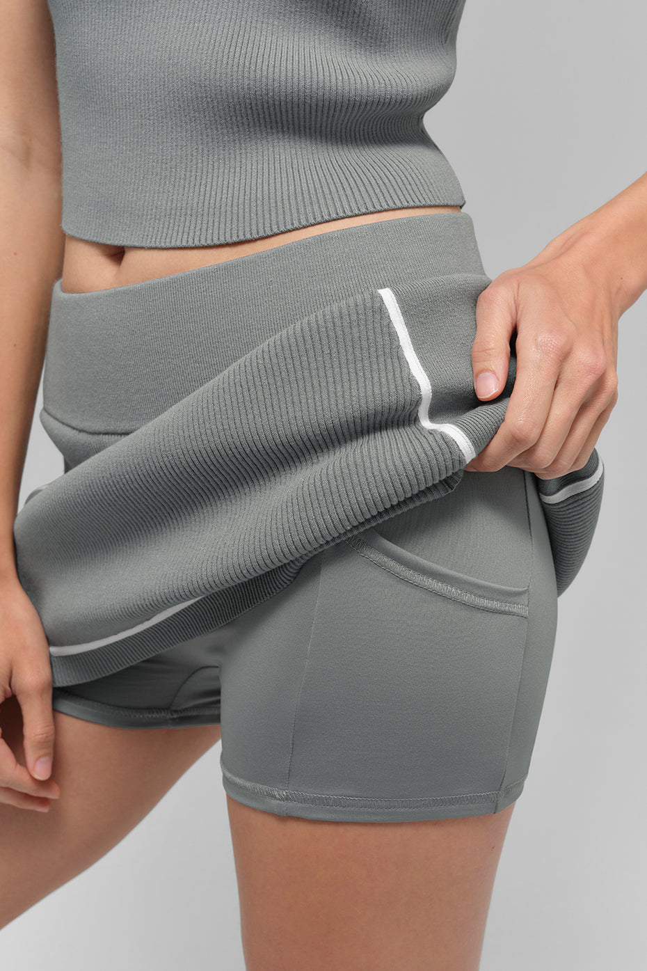 Alo Yoga Ribbed Sweater Knit Highline Mini Skirt - Lunar Grey/White - imagen 2