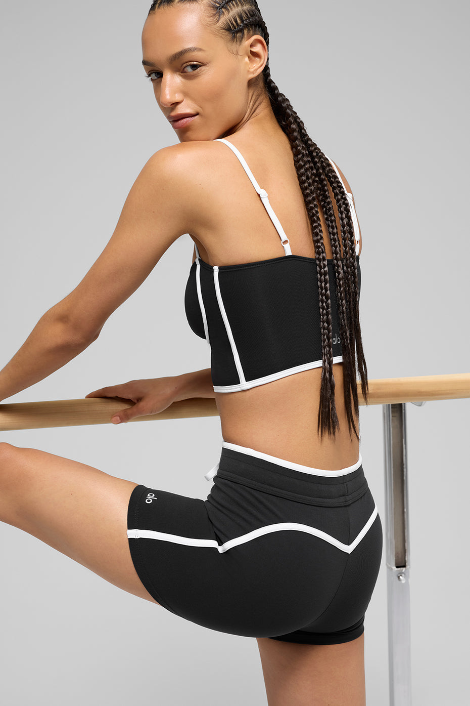 Alo Yoga 4" Airbrush High-Waist Race Pace Short - Black/White - imagen 3