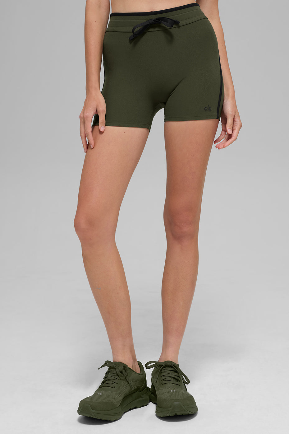 Alo Yoga 4" Airbrush High-Waist Race Pace Short - Green Olive/Black - imagen 4