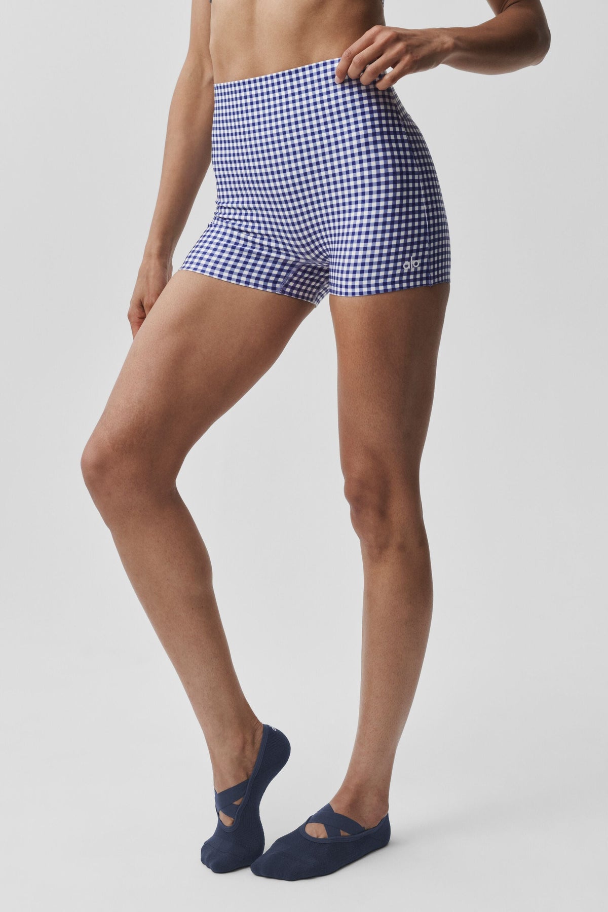 Alo Yoga 3" Airlift Gingham High-Waist Sleek Short - Navy Gingham - imagen 3