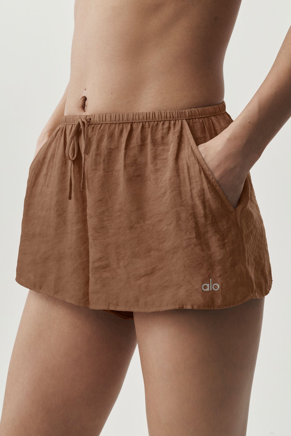Alo Yoga Semi-Sheer Golden Hour Mid-Rise Short - Sun Kissed Brown - imagen 3