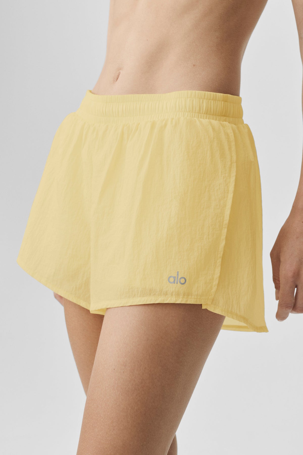 Alo Yoga Mid-Rise Go Time Short - Warm Butter - imagen 4