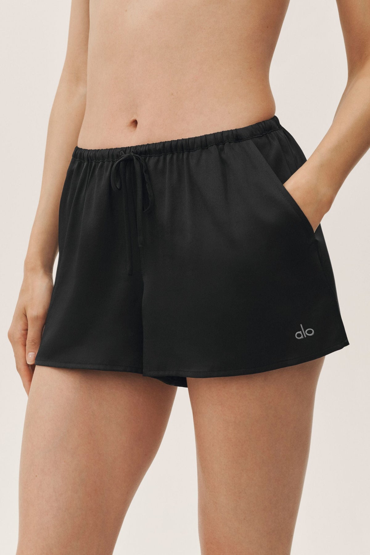 Alo Yoga Silk Blend Radiance Short - Black - imagen 2